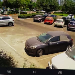 צילום ממצלמת אבטחה של חניון עם מכוניות חונות