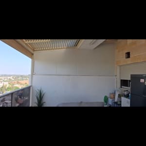 מרפסת עם קיר גבס וצמחייה