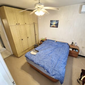 חדר שינה עם מיטה, ארון ומאוורר תקרה