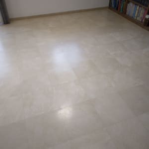 רצפה נקייה ומבריקה ללא חפצים נראים