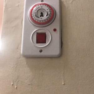 מתג חשמלי עם שעון טיימר על קיר