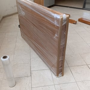 רהיט עטוף בניילון למעבר דירה