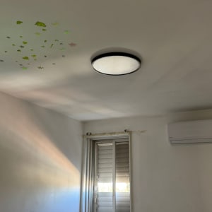 תאורה ותקרה בחדר עם חלון ומזגן