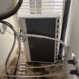 יחידת מיזוג אוויר חיצונית מותקנת על קיר