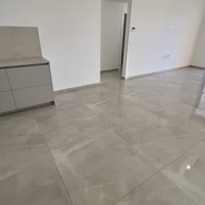 רצפה נקייה ומבריקה בחדר ריק עם קירות לבנים