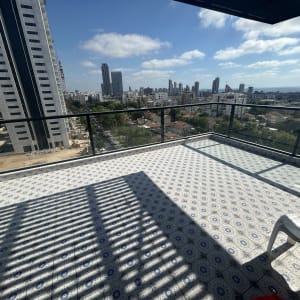 מרפסת עם רצפת אריחים ונוף עירוני