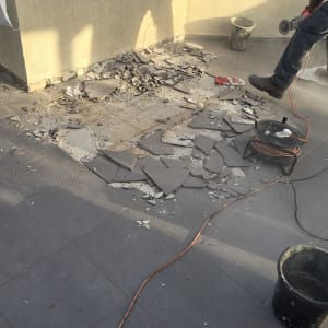 עבודת איטום ושיפוץ על גג עם כלים וחומרים מתאימים