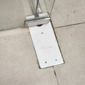 זכוכית מחוברת לרצפה עם תושבת מתכת