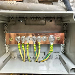 חיבורי חשמל בתוך תיבת חיבורים