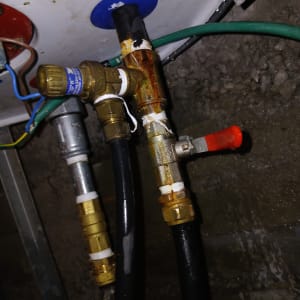 צנרת ומחברים של דוד שמש עם ברזים