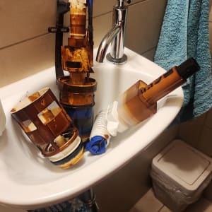 חלקי אינסטלציה בכיור בחדר אמבטיה