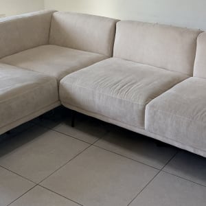 ספת בד פינתית בצבע שמנת לאחר ניקוי בסלון הבית