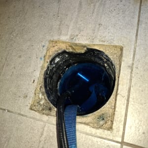 צינור כחול בתוך פתח ברצפה