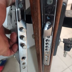 מנעול דלת מתכת עם בריחים ומפתחות