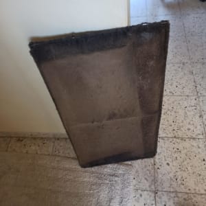 פילטר מזגן מלוכלך על רצפה