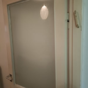 דלת זכוכית חלבית עם ידית מתכת