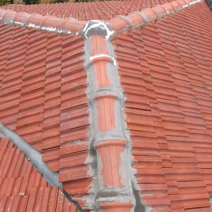 רעפים אדומים עם תיקוני מלט על הגג