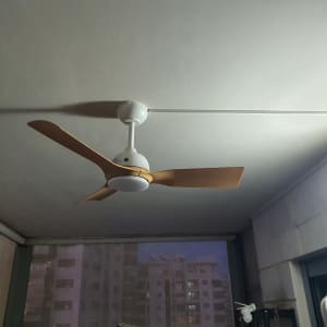 מאוורר תקרה מותקן בתקרה עם תאורה