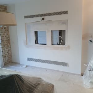 קיר עם חור למזגן בתהליך התקנה