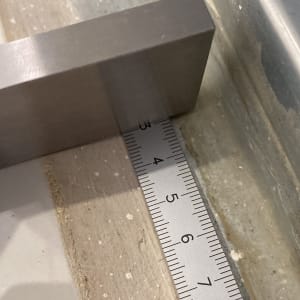 סרגל מתכת על משטח עם מדידה