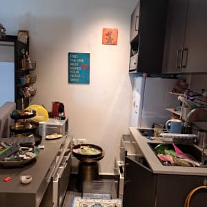 מטבח מבולגן עם כלים מלוכלכים על השיש והכיור