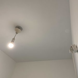 תקרה צבועה בלבן עם מנורה תלויה