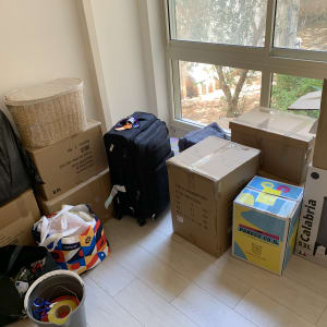 קופסאות וארגזים לאריזה והובלה ליד חלון