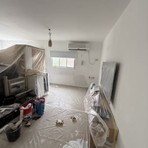 חדר עם ציוד לצביעה, כיסוי ניילון על רהיטים