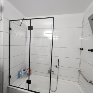 דלת זכוכית למקלחת עם מסגרת שחורה