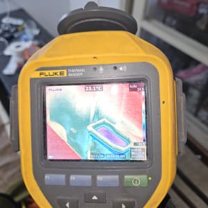 מצלמה תרמית פלוק מציגה תמונת חום עם טמפרטורה