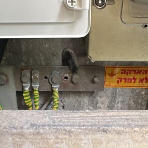חיבורי חשמל עם שלט אזהרה על הארקה