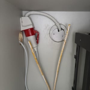 חיבור חשמלי עם כבלים ותיבת חיבורים