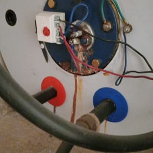 חיבורים חשמליים וצנרת במערכת חימום מים