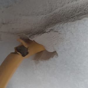 כבל חשמלי פגום בקיר גבס