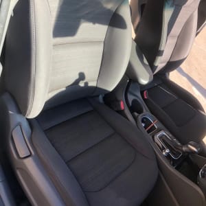 מושב רכב נקי ומסודר לאחר ניקוי