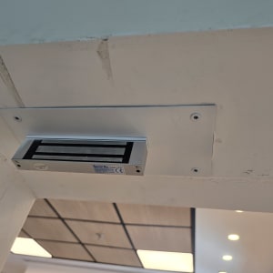 מנעול מגנטי מותקן על דלת תקרה
