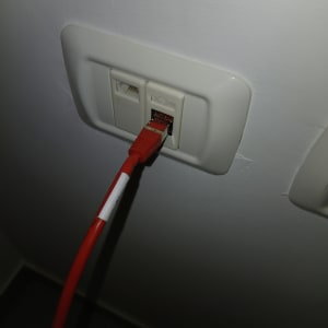 כבל רשת מחובר לשקע בקיר