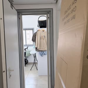 התקנת דלת פנים לבנה לצד אריזת הקרטון של כנף הדלת