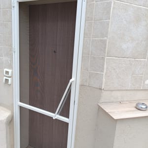 דלת אלומיניום עם מסגרת לבנה