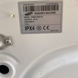תווית מכונת כביסה עם פרטי דגם ומידע טכני