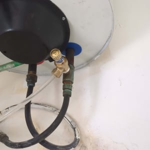 חיבורים וצינורות של דוד שמש על קיר