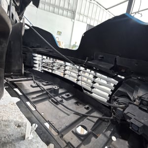 חלקי רכב בתהליך תיקון או תחזוקה במוסך