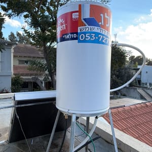 דוד שמש מותקן על גג עם צינורות וחיבורים