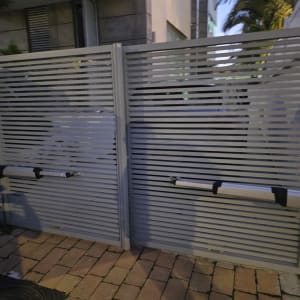 שער חשמלי עם מנועים מותקנים