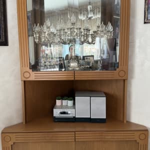 ארון עץ עם מראה ונברשת