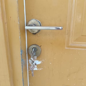 ידית ודלת עם מנעול ומפתח