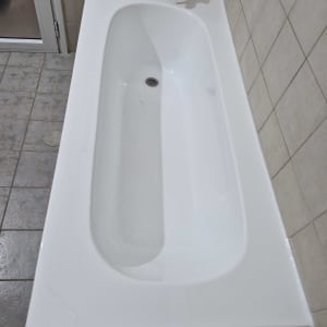 אמבטיה מותקנת עם אריחי קיר ורצפה