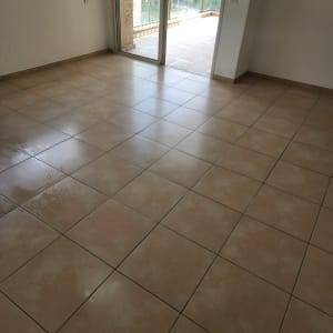 רצפה נקייה ומבריקה עם סימני שטיפה