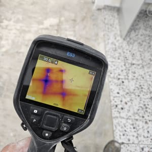 מצלמה תרמית מציגה תמונה עם אזורים חמים וקרים