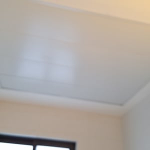 תקרת גבס לבנה עם לוחות מחוברים